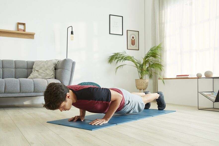 Stand in a plank to train your abdominal and back muscles