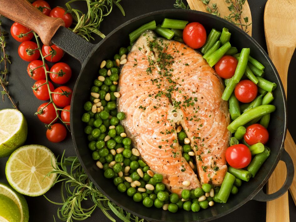 Salmon with peas and broccoli