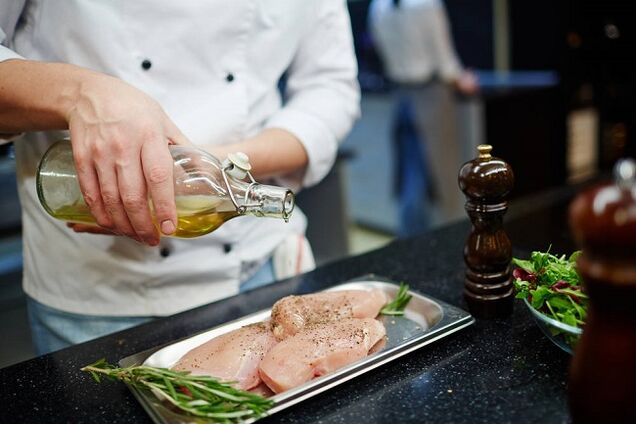 eating chicken and olive oil on a ketogenic diet